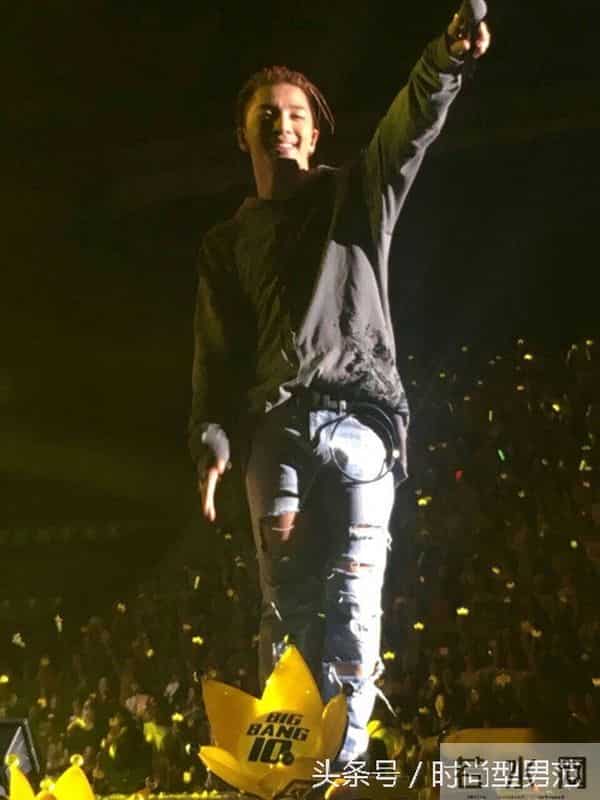 超惊险!BIGBANG大声开唱玩掉麦克风 胜利偷婊T.O.P