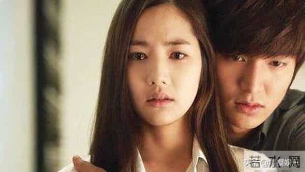 两次街拍被实锤，却次次不承认，李敏镐是怎样对待新恋情？