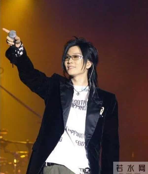 出道获顶级资源仍不火，被称为票房毒药，后因为贫困家庭捐款圈粉