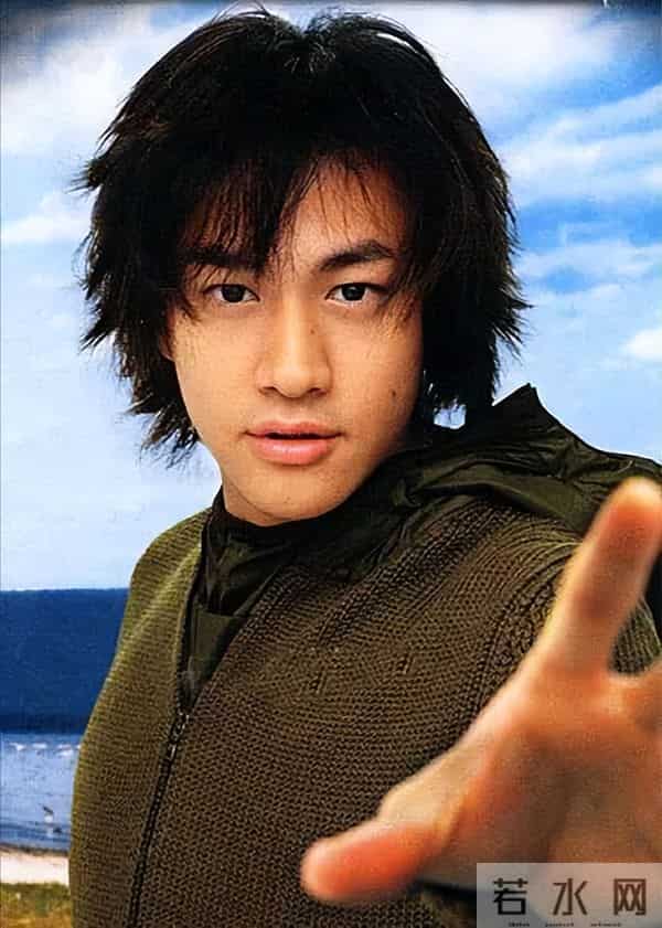 何润东：三次表白孙俪被拒，41岁娶柜姐为妻，恩爱多年无子也幸福