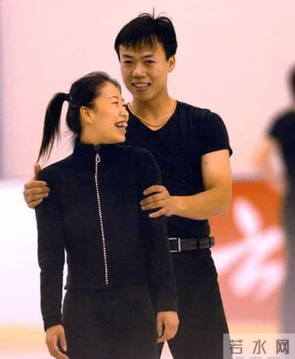 花滑界最传奇的夫妻:赵宏博冰场求婚申雪,退役后复出拿奥运金牌