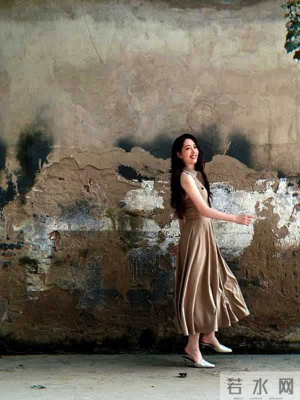 郭碧婷在家自拍曝光内景！面积小装修简单显拥挤，41岁长不少白发