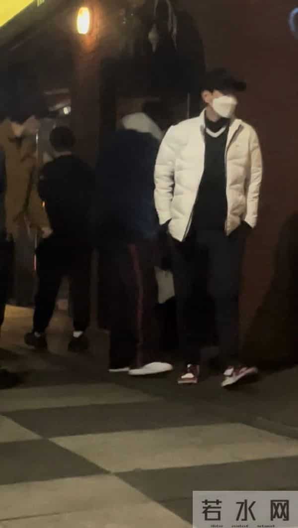 EXO边伯贤吴世勋机场照，忙内提LV蒙面难遮盛世美颜，二人真瘦了