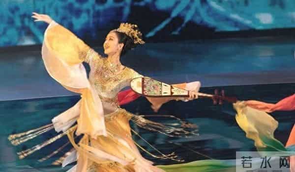 佟丽娅在深圳扫购黄金！头发稀少假发明显，满胳膊黄金手串太吸睛