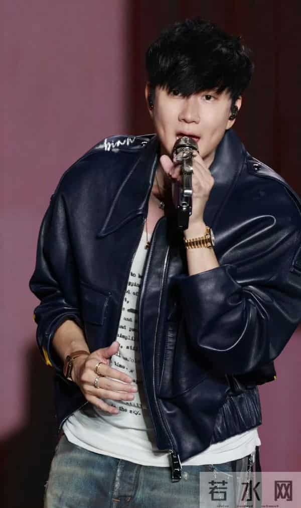 44岁林俊杰与小20岁女友同框，情侣装逛街超亲密，粉丝两极反转？