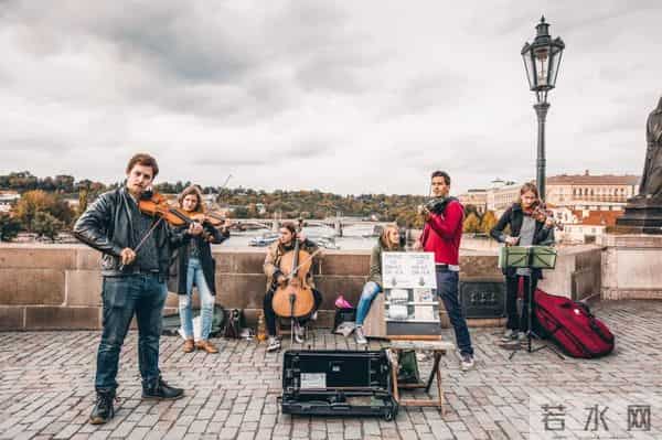 见不得残疾人卖艺，是一座城市的悲哀 - 原创