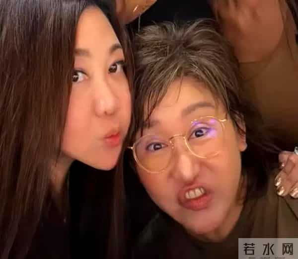 林心如和许玮甯给蓝心湄过生日，她们吃日料庆祝，林心如素颜很美