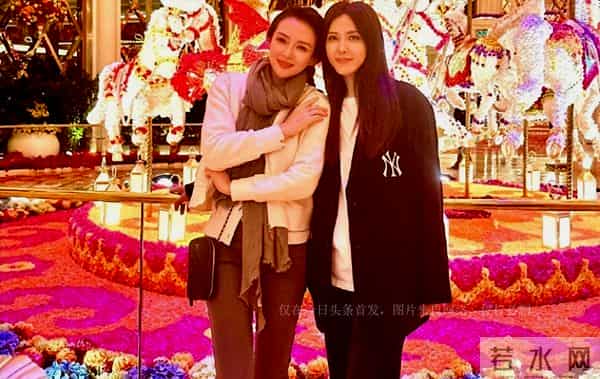 43岁章子怡陷整容风波，与曾黎合照判若两人下巴鼻子看着不自然！