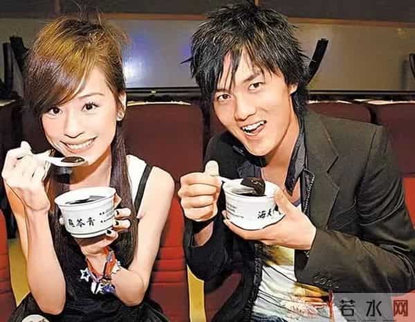 恋情再添实锤,吴克群王心凌外出用餐被偶遇,还扒出多个情侣同款_0