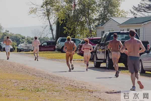 美媒:在新冠疫情隔离期间参与裸奔比赛 自称不穿衣服克服疾病恐惧