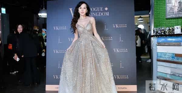 54岁萧蔷一点不见老，穿吊带裙大秀丰满上围，身材纤细如少女