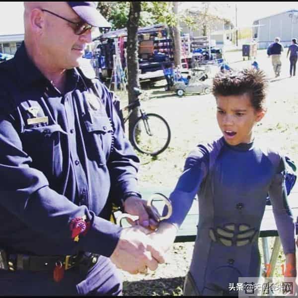 “狼人”泰勒·洛特纳低调订婚,《暮光之城》三主角如今怎样了?