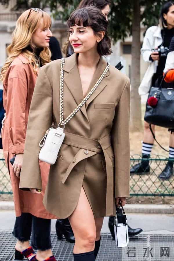 让她们美出天际的包包，居然赢在一根“条”上？