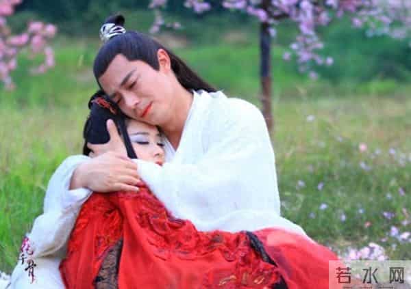 花千骨妖神身份曝光,拒绝白子画感情,封印在七杀殿,白子画疯了