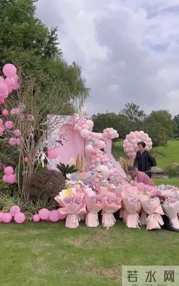 乔任梁迎34岁冥诞,父母放飞气球为其庆生,现场浪漫却惹人落泪