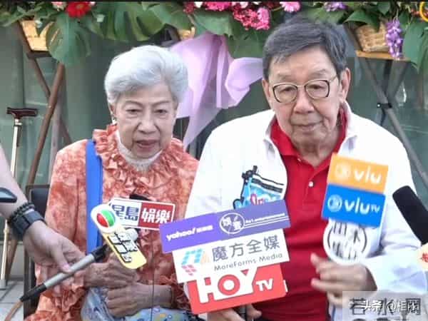 老戏骨同框合影，75岁邵音音整容脸太抢镜，遭嘲多年依然自信大方