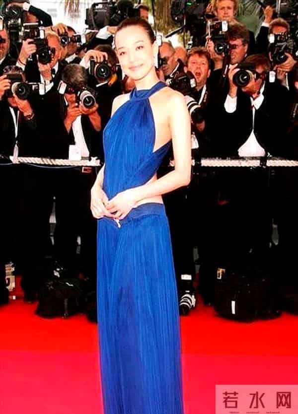 又被“舒淇”的大尺度惊艳!大胆穿挂脖露背裙走红毯,真不怕走光