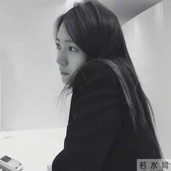 长相酷似郑秀晶,又出身一线女团,但她却星路坎坷