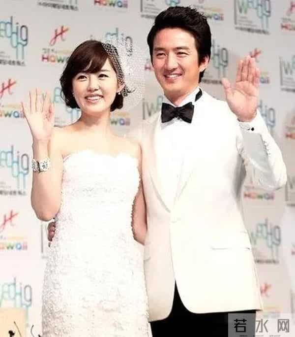 他是古早帅大叔，年轻时堪称人气男神，还娶了位小10岁女主播。