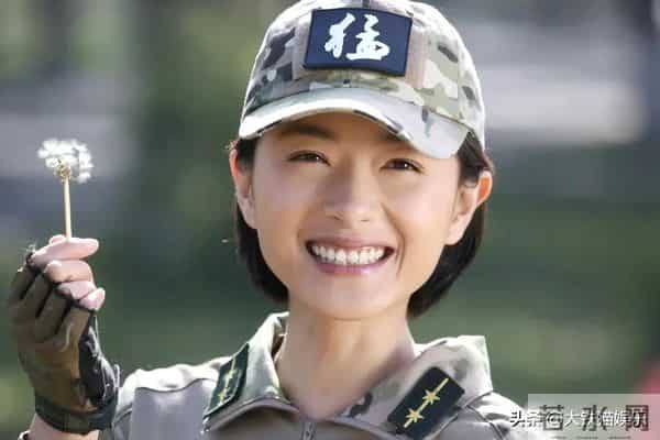 矫揉造作就别演军旅剧了，这8位女星告诉你，什么叫飒爽军人气质
