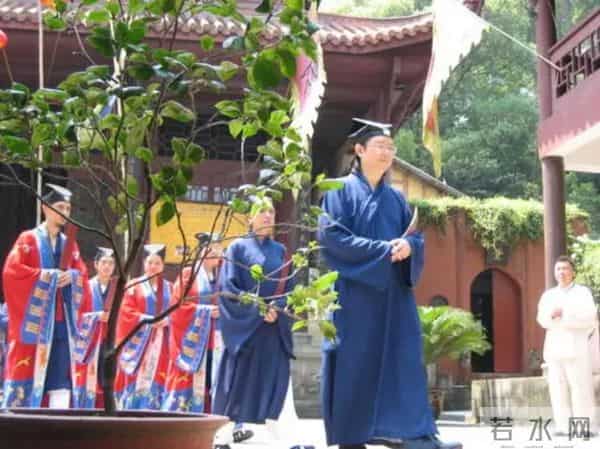 “水下闭气”2小时的李一道长,被拆穿后去美国,混不下去又回国