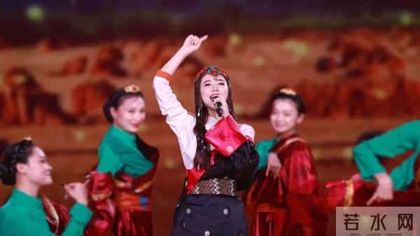 “小仙女”阿兰秀二胡唱藏歌,广东卫视春晚民族风真够浓