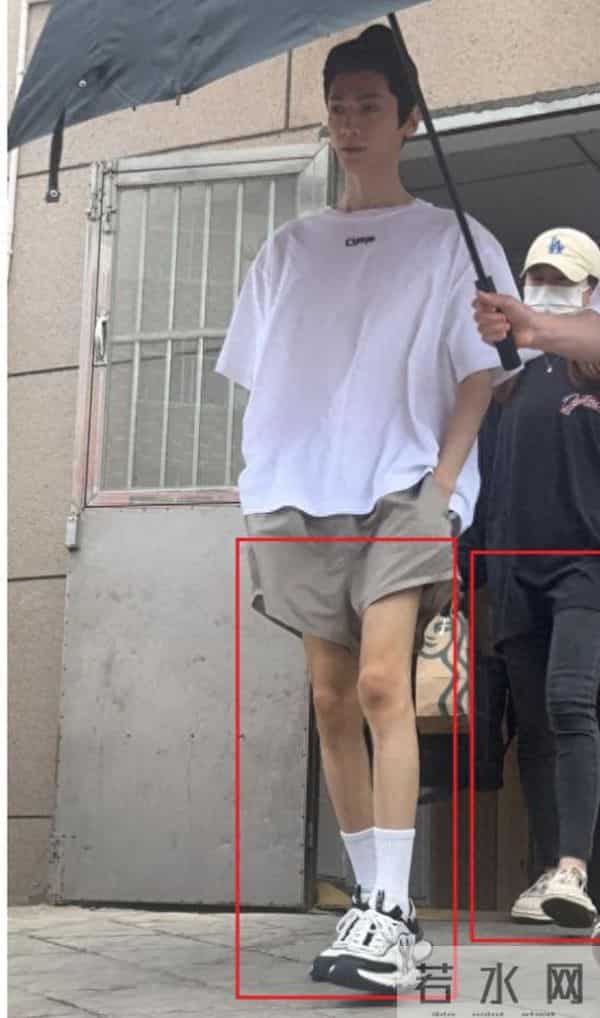 矮个男星虚报身高，穿高跟鞋、踩箱子，跟女明星同框就原形毕露