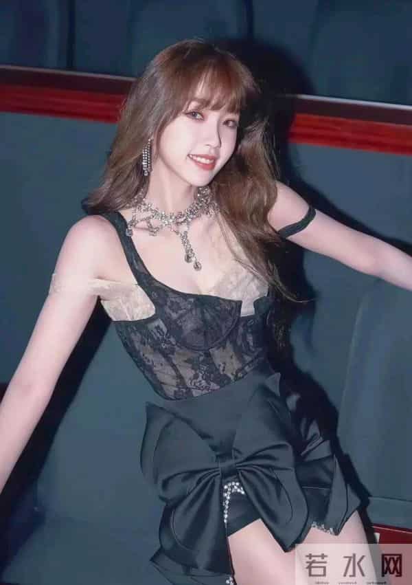 穿衣自由引发争议，这些女明星的穿衣风格究竟有没有错？