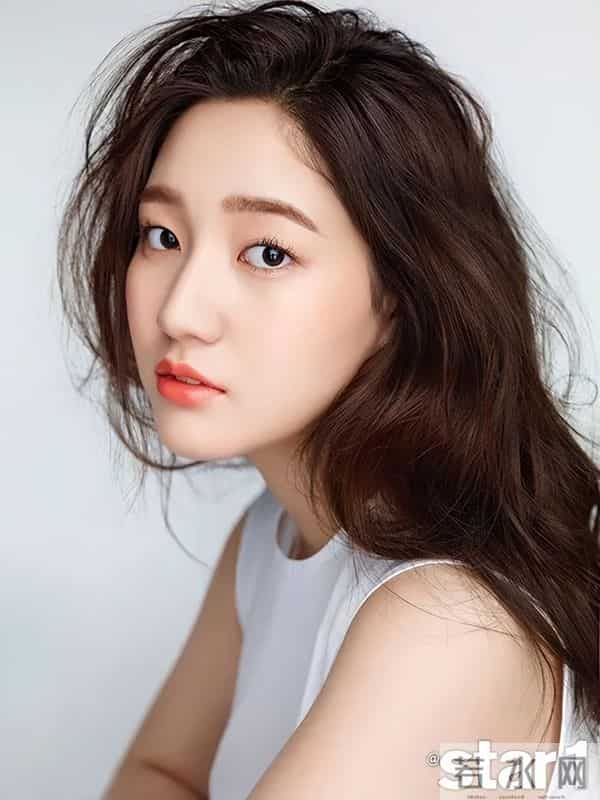 长相酷似郑秀晶,又出身一线女团,但她却星路坎坷