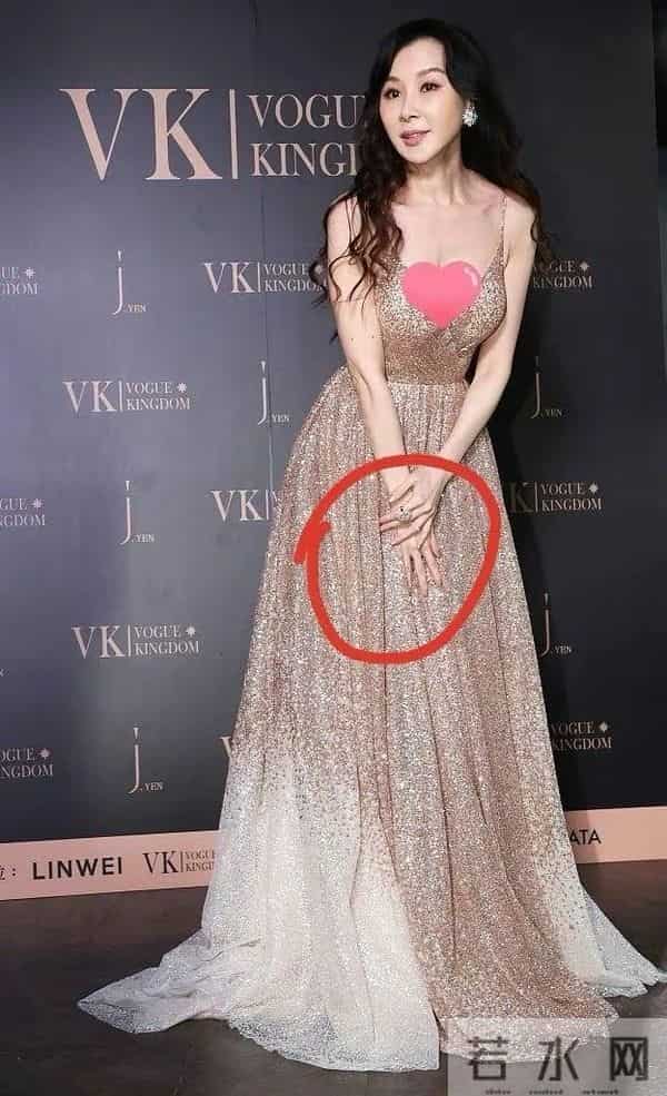 54岁萧蔷一点不见老,穿吊带裙大秀丰满上围,身材纤细如少女