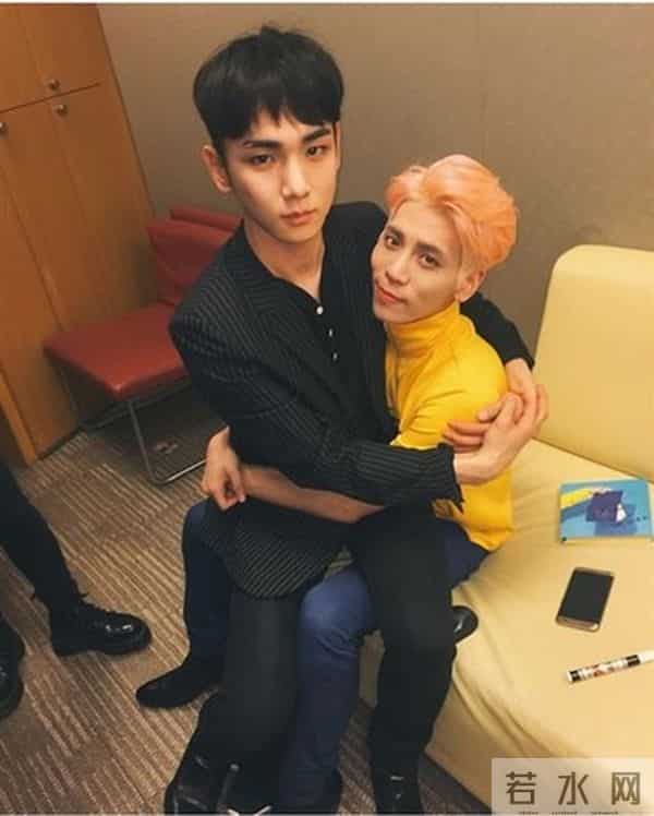 钟铉忌日Key晒合照思念队友 温柔笑容引粉丝泪崩