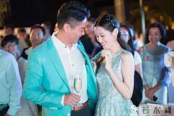 合影被裁？奶茶妹妹的千亿名媛晋级路还有多长？