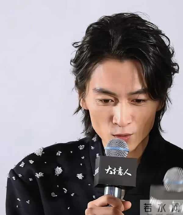 陈晓瘦成纸片人，宣传现场体力不支直喘粗气，看题板要眯眼驼背