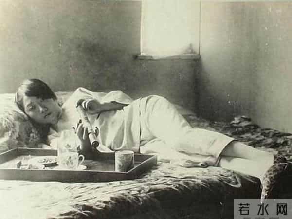 末代皇后婉容：吸食鸦片上瘾，出轨侍卫且生子，死后暴尸荒野