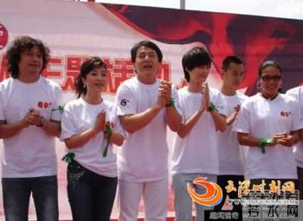 成龙父子竟因这个女人反目成仇