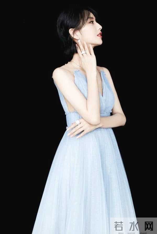 被34岁的佟丽娅美哭了，身穿一条雾霾蓝纱裙，嫩回18岁！