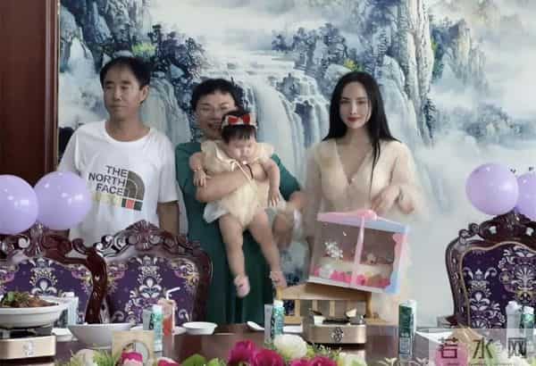 干露露罕见露面!为1岁女儿办生日宴颜值抢镜,外公表情反差大