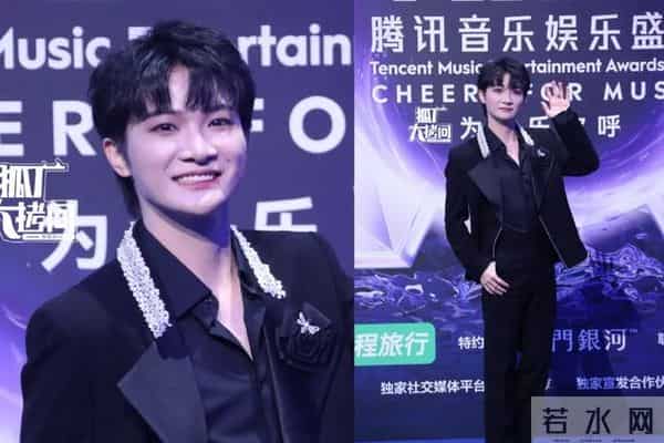 音乐盛典红毯：张靓颖造型看不懂，刘宇宁穿过膝长靴，刘宇妆好浓