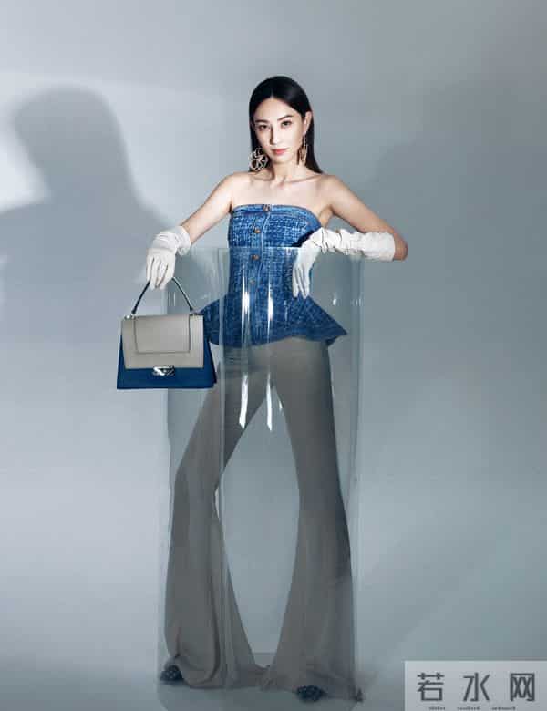 郑希怡这是当妈的身材？抹胸上衣配喇叭袖，直角肩大长腿太迷人了