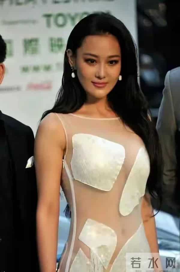 张馨予大胆穿着透视装,真的不把咱当外人,这跟没穿衣服有区别吗