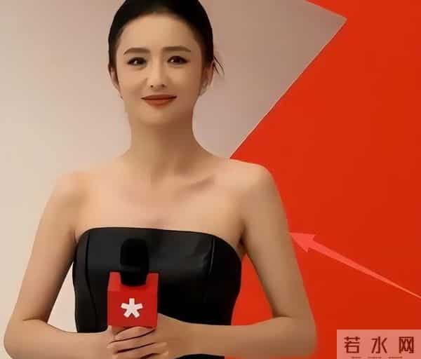 佟丽娅在深圳扫购黄金！头发稀少假发明显，满胳膊黄金手串太吸睛