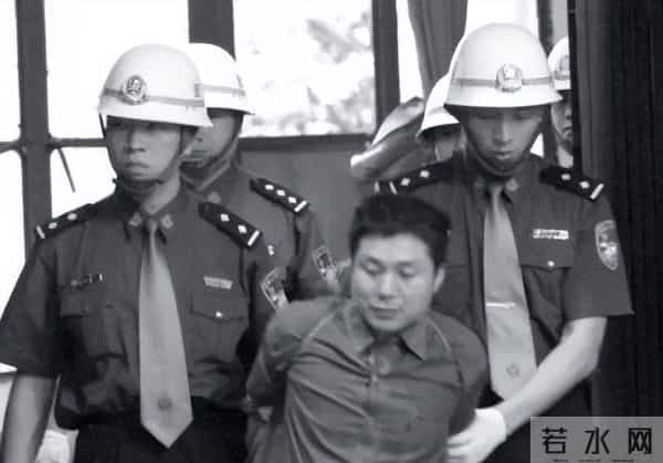 曾经的扫黑英雄文强,生命中的最后四小时,在看守所里辗转难眠