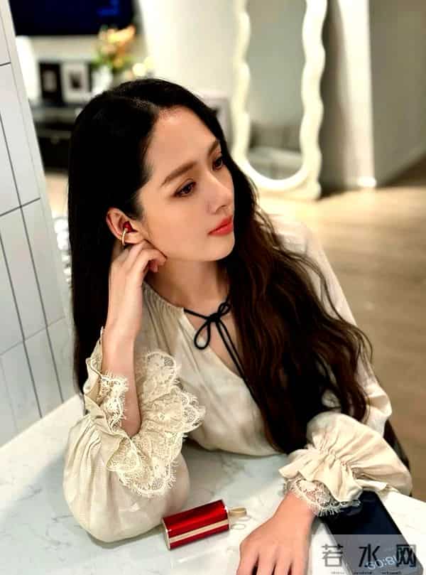 郭碧婷在家自拍曝光内景！面积小装修简单显拥挤，41岁长不少白发