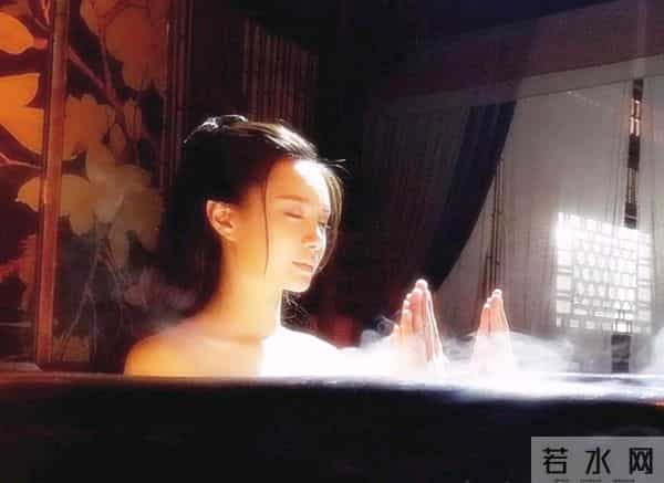 难怪电视里只有上半身,镜头下移后,是不能看的尴尬全景