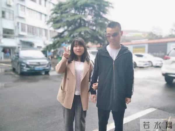 我,盲人按摩师,手指不灵活,21岁还不会用筷子,想转行当主持人