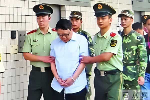 曾经的扫黑英雄文强，生命中的最后四小时，在看守所里辗转难眠