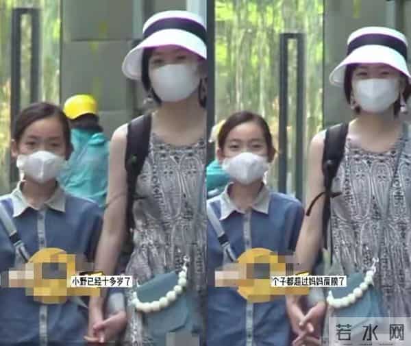 韩寒老婆女儿罕见露面，穿长裙配短发气质好，9岁小野眼睛真像爸