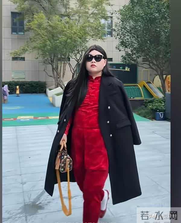 博主模仿李湘冲上热搜,李湘发文晒瘦身照回击,看来她也坐不住了