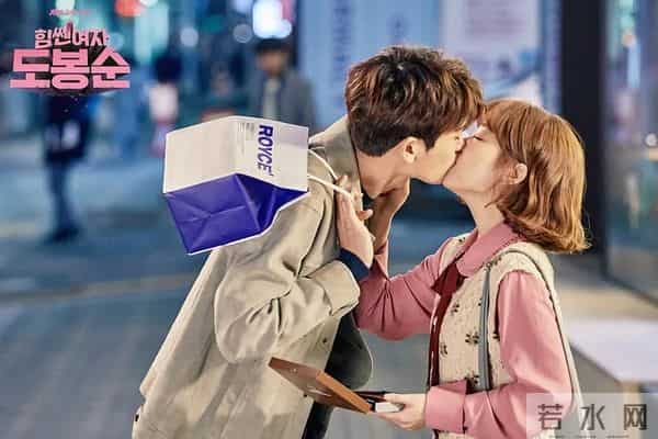 “面条吻”、“鸡腿吻”够辣眼睛了,又来“牙膏吻”,放过观众吧