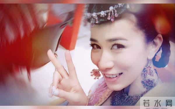 《宫心计》花絮曝光,陈豪自己补妆,杨怡戏服下的破洞牛仔裤亮了